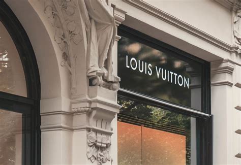 louis vuitton cash desk|Woman makes Louis Vuitton staff count Rs 68.5 lakh in cash, .